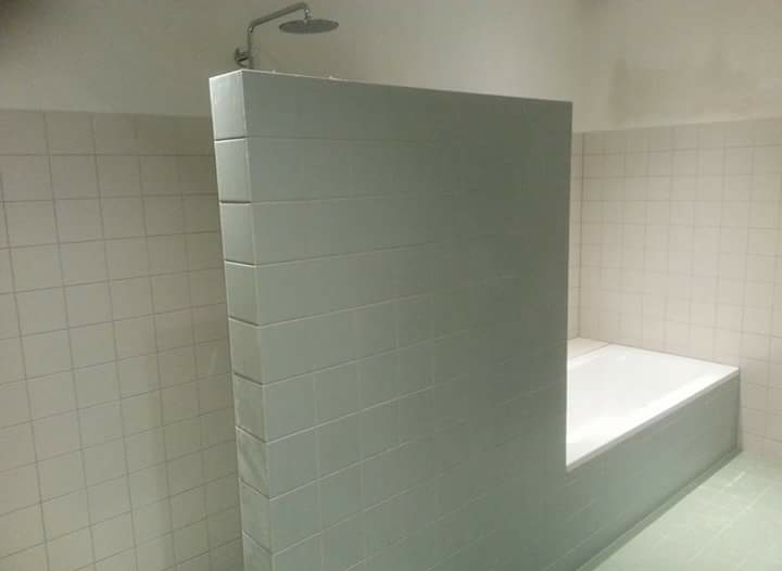 Verbouw van een badkamer met ligbad en douche